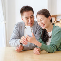 スマートフォンを使う夫婦